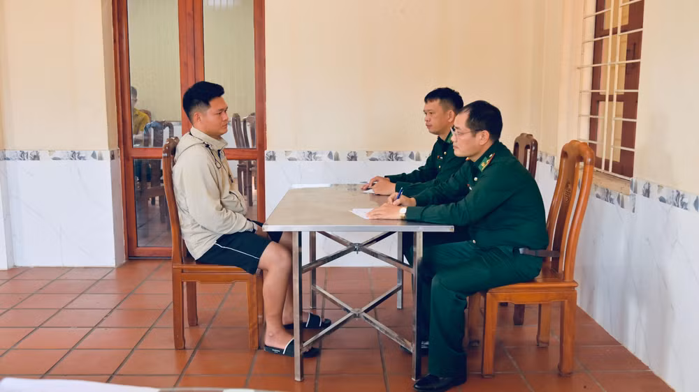 Bộ đội biên phòng Đồn Trà Cổ, Móng Cái lấy lời khai của đối tượng Phạm Văn Hợp.