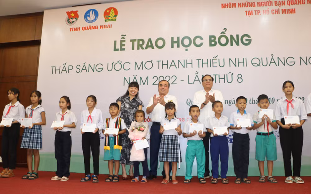 Học sinh nghèo vượt khó, học tốt nhận học bổng từ chương trình “Thắp sáng ước mơ thanh thiếu nhi Quảng Ngãi”.