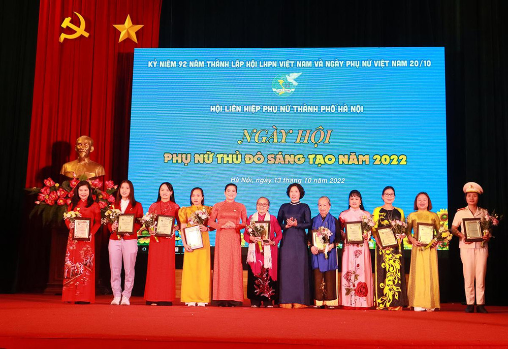 Trao Danh hiệu Phụ nữ Thủ đô tiêu biểu năm 2022 tặng 10 phụ nữ tiêu biểu.