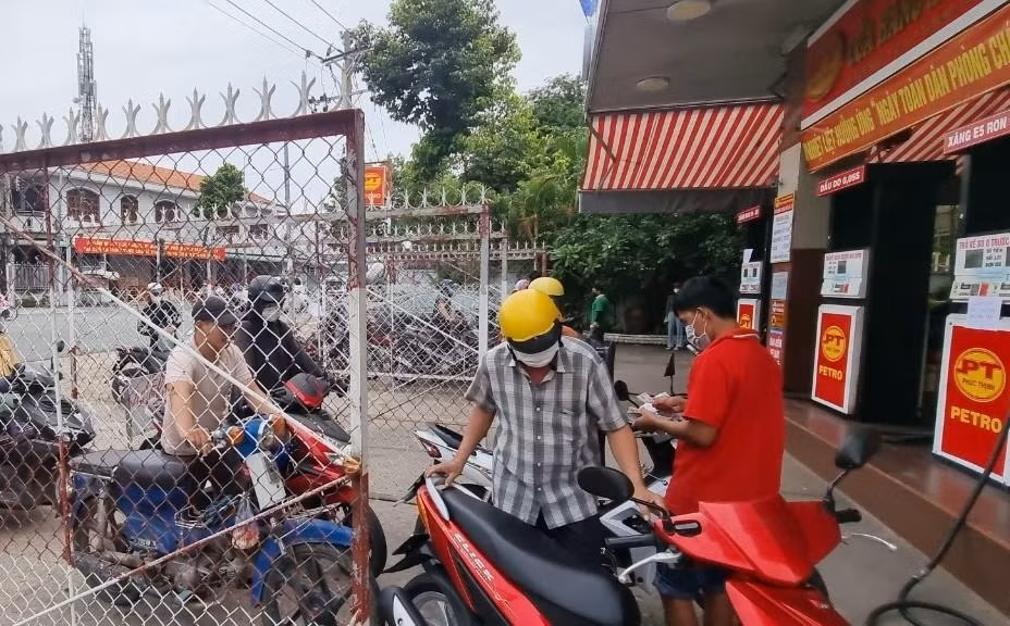 Cửa hàng xăng dầu ở phường Phú Lợi, thành phố Thủ Dầu Một bán giới hạn xăng cho người dân.