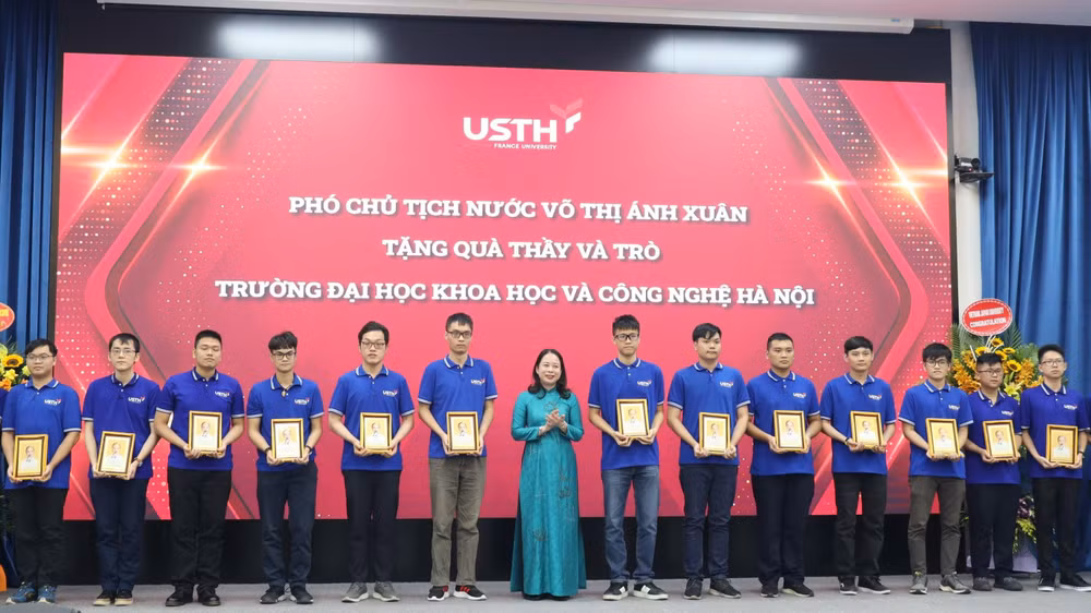 Phó Chủ tịch nước Võ Thị Ánh Xuân trao quà tặng các sinh viên có thành tích xuất sắc.