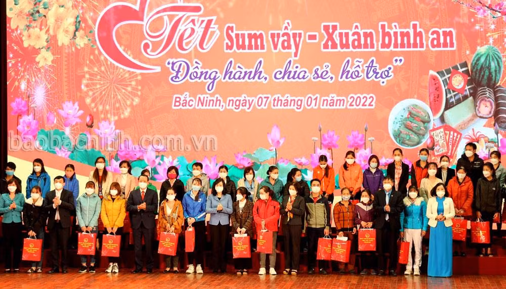 Lãnh đạo tỉnh Bắc Ninh và Tổng Liên đoàn Lao động Việt Nam tặng quà đoàn viên, người lao động có hoàn cảnh khó khăn trong Chương trình Tết sum vầy - Xuân bình an năm 2022. 