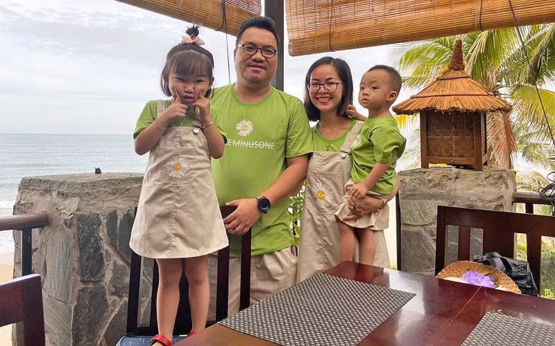 Gia đình anh Đặng Dương Minh Hoàng, chị Trần Thị Trang và các con Đặng Trần Bảo Ngọc và Đặng Gia Huy. 