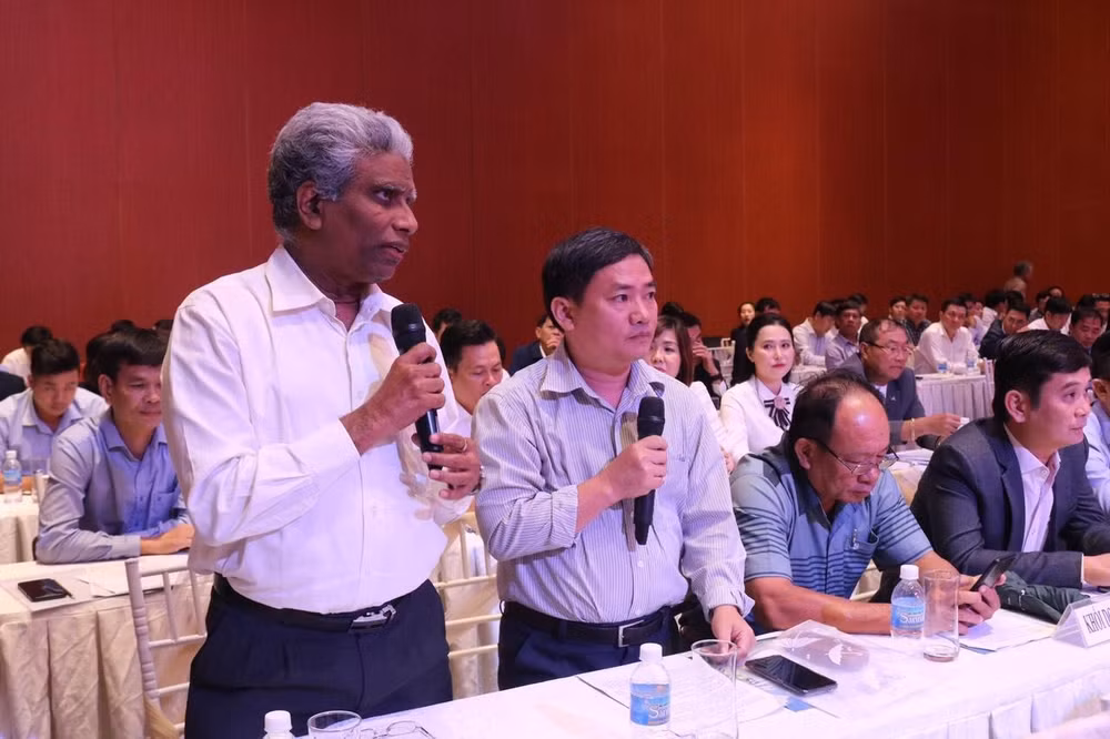 Ông Subbaiah, Tổng giám đốc Công ty TNHH KCB Việt Nam, đại diện các nhà đầu tư nước ngoài phát biểu tại hội nghị đối thoại.