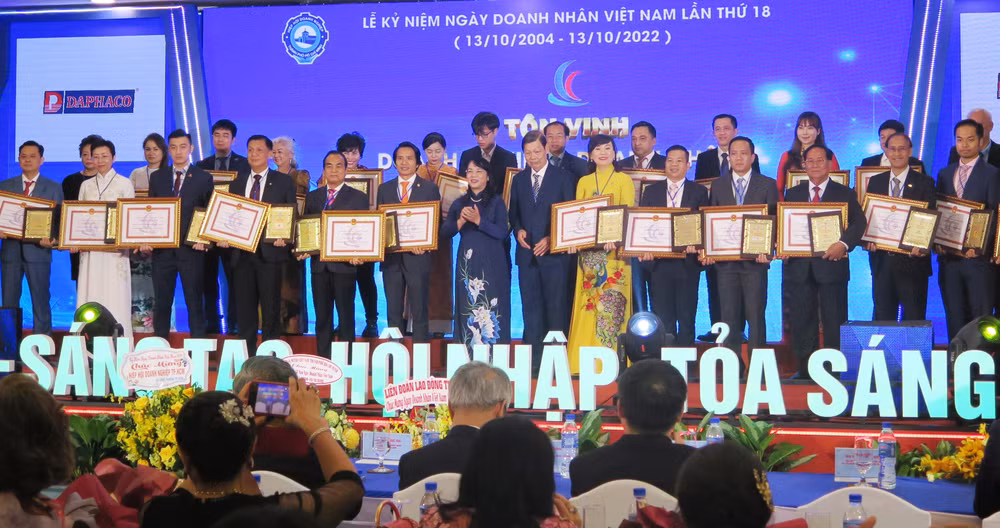 Các doanh nghiệp nhận chứng nhận doanh nghiệp tiêu biểu năm 2022.