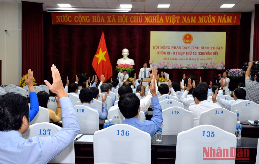 HĐND tỉnh Bình Thuận khóa XI biểu quyết thông qua Nghị quyết xác nhận kết quả miễn nhiệm chức vụ Chủ tịch UBND tỉnh Bình Thuận nhiệm kỳ 2021-2026.