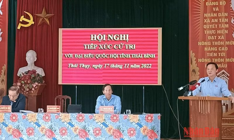 Phó Chủ tịch Quốc hội Nguyễn Khắc Định tiếp thu và trả lời ý kiến cử tri huyện Thái Thụy (tỉnh Thái Bình).