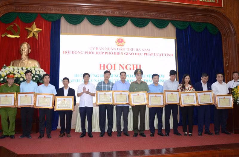 Trao bằng khen cho các tập thể, cá nhân có thành tích xuất sắc trong 10 năm thực hiện Luật Phổ biến, giáo dục pháp luật.