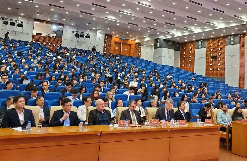 Các đại biểu tham dự Hội thảo CIEMB 2022 tại đầu cầu Trường Đại học Kinh tế quốc dân.