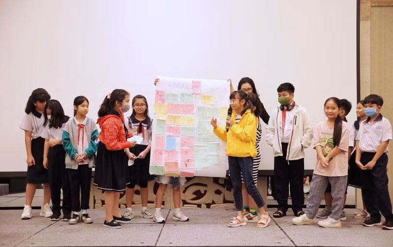 Các em học sinh tiểu học tham dự Hội thảo chia sẻ về Kế hoạch hành động năm 2023 tại trường học.