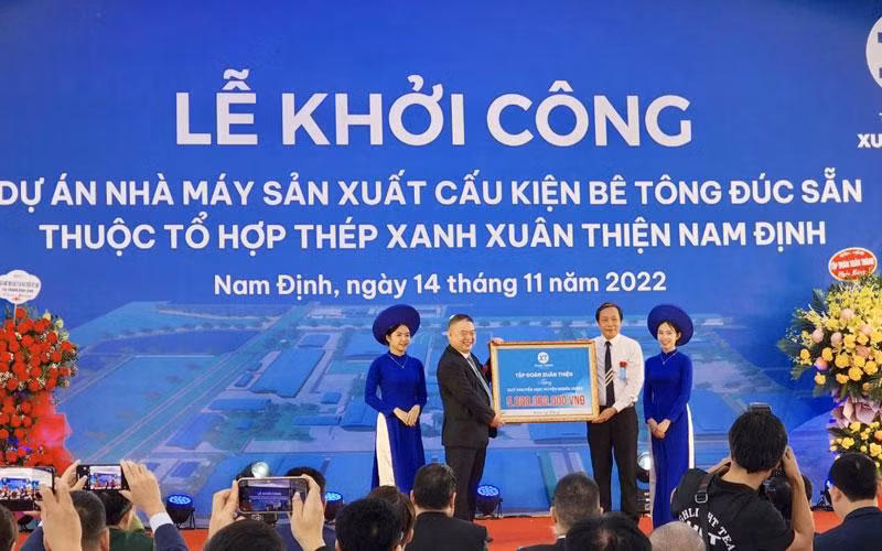 Ông Nguyễn Văn Thiện, Chủ tịch Tập đoàn Xuân Thiện, đại diện doanh nghiệp trao 5 tỷ đồng ủng hộ Quỹ khuyến học huyện Nghĩa Hưng.