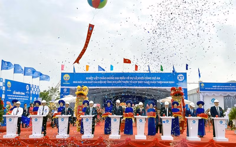 Các đại biểu bấm nút khởi công Dự án Nhà máy sản xuất cấu kiện bê-tông đúc sẵn, thuộc Tổ hợp thép xanh Xuân Thiện Nam Định.