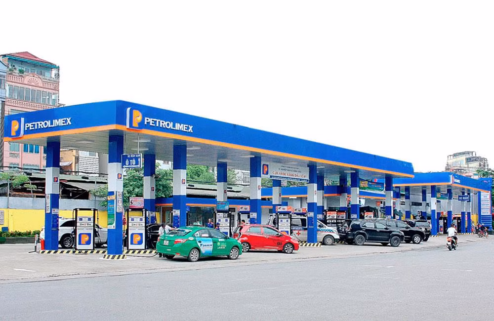 Người dân xếp hàng mua xăng dầu tại cửa hàng xăng dầu Petrolimex.