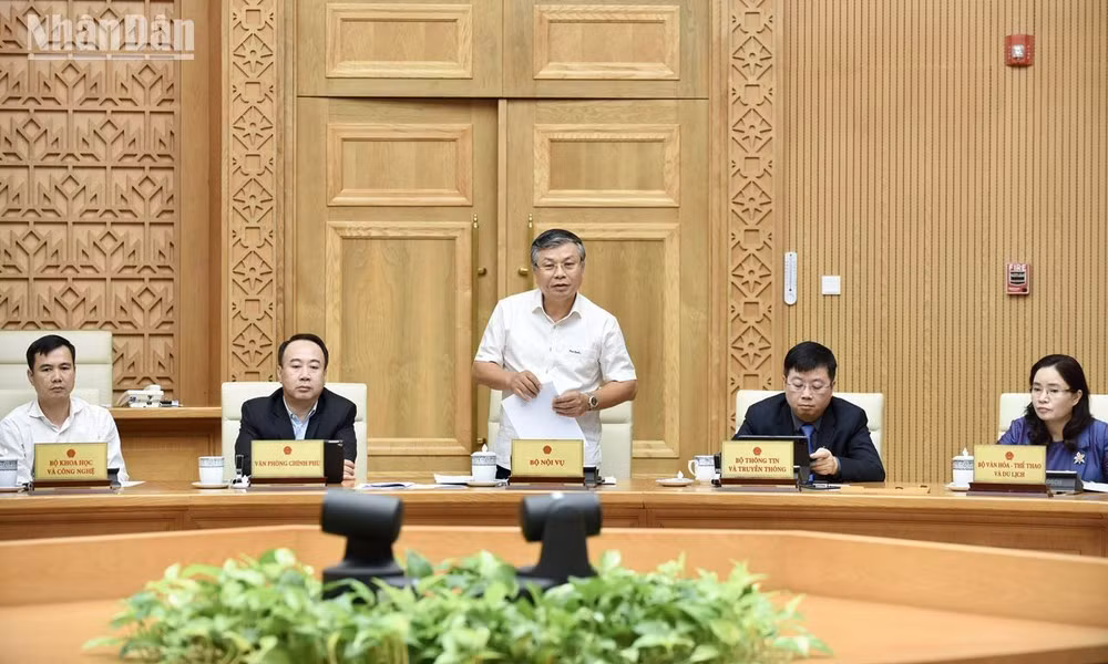 Đại diện lãnh đạo Bộ Nội vụ phát biểu ý kiến.