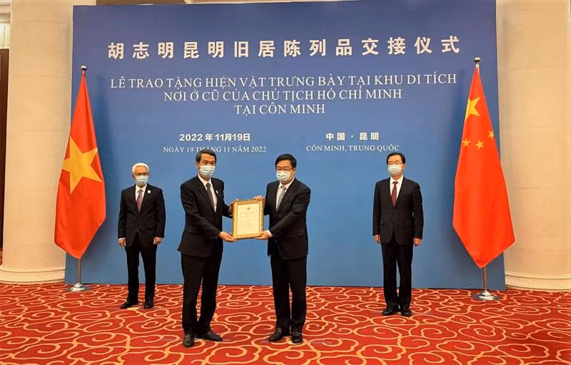 Dưới sự chứng kiến của Đại sứ Việt Nam tại Trung Quốc Phạm Sao Mai và Bí thư Tỉnh ủy Vân Nam Vương Ninh, Tổng Lãnh sự Nguyễn Trung Hiếu trao tượng trưng các hiện vật cho lãnh đạo thành phố Côn Minh.