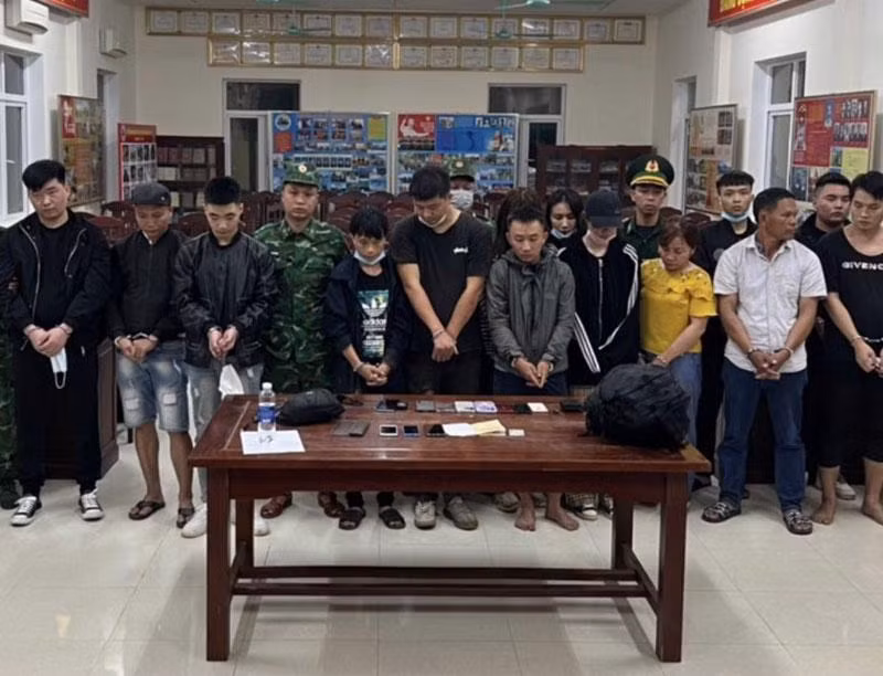 Sáng 25/11, Bộ đội Biên phòng tổ chức bàn giao các đối tượng tổ chức và xuất cảnh trái phép sang Lào cho lực lượng Công an xử lý.