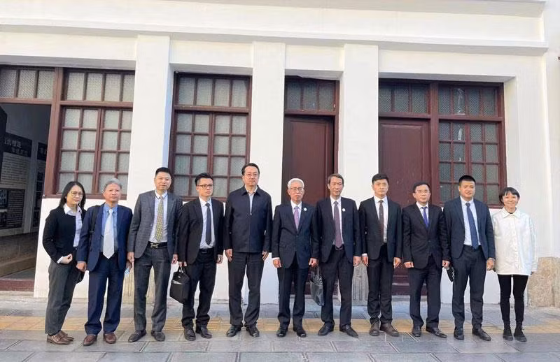 Đại sứ Phạm Sao Mai, Tổng Lãnh sự Nguyễn Trung Hiếu cùng cán bộ Đại sứ quán Việt Nam tại Trung Quốc và Tổng Lãnh sự quán Việt Nam tại Côn Minh khảo sát tiến độ trùng tu Khu di tích Chủ tịch Hồ Chí Minh tại Côn Minh.