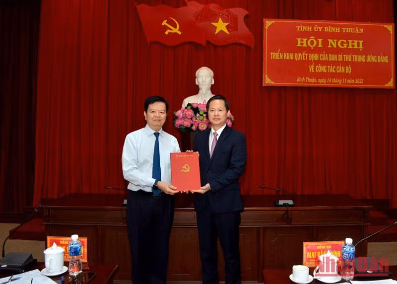 Đồng chí Mai Văn Chính, Ủy viên Trung ương Đảng, Phó Trưởng Ban Thường trực Ban Tổ chức Trung ương (bên trái) trao Quyết định của Ban Bí thư cho đồng chí Đoàn Anh Dũng.