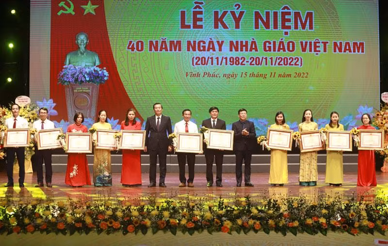 Lãnh đạo tỉnh Vĩnh Phúc tặng Bằng khen của Thủ tướng Chính phủ cho các nhà giáo có thành tích xuất sắc.