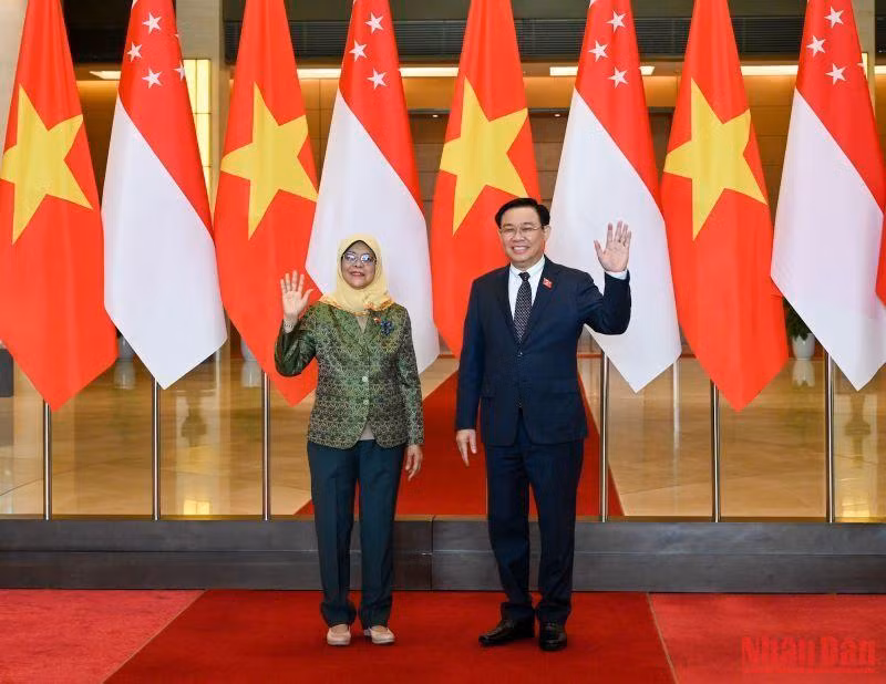 Chủ tịch Quốc hội Vương Đình Huệ và Tổng thống Cộng hòa Singapore Halimah Yacob tại buổi tiếp.
