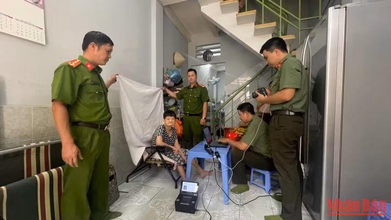 Đoàn thanh niên Công an Thành phố Hồ Chí Minh thực hiện làm căn cước công dân gắn chíp cho người lớn tuổi đi lại khó khăn.