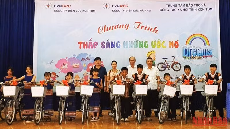 Trao tặng 10 xe đạp và 100 chiếc ghế nhựa.
