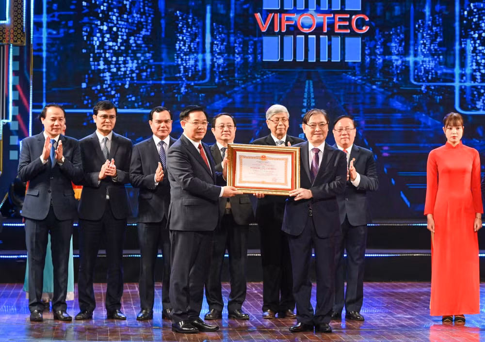 Chủ tịch Quốc hội Vương Đình Huệ trao Huân chương Lao động hạng Nhất cho Quỹ Hỗ trợ Sáng tạo Kỹ thuật Việt Nam (VIFOTEC).