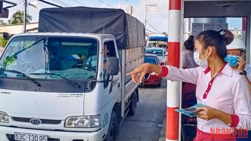 Nhân viên Trạm thu phí hướng dẫn tài xế di chuyển xe vào vị trí để lãnh đạo trả lời thắc mắc.