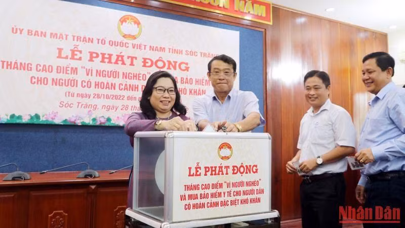 Các cán bộ, lãnh đạo tỉnh Sóc Trăng tích cực đóng góp Quỹ “Vì người nghèo”.