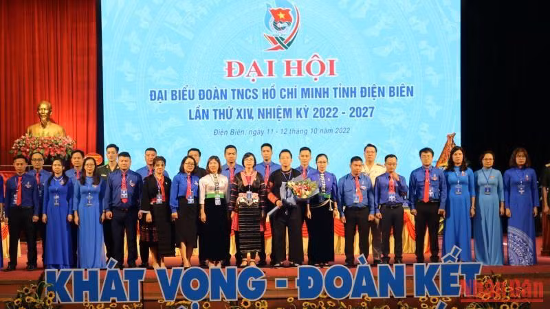 Các đồng chí Ban Chấp hành Đoàn TNCS Hồ Chí Minh tỉnh Điện Biên lần thứ XIV ra mắt tại đại hội. (Ảnh: LÊ LAN)