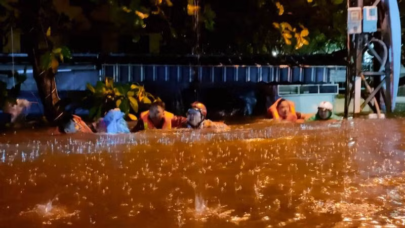 Lực lượng cứu hộ túc trực xuyên đêm ứng cứu người dân. (Ảnh: CTV)