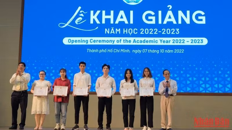Khen thưởng các tập thể và cá nhân sinh viên đạt thành tích xuất sắc trong năm học 2021-2022 của Khoa Y.