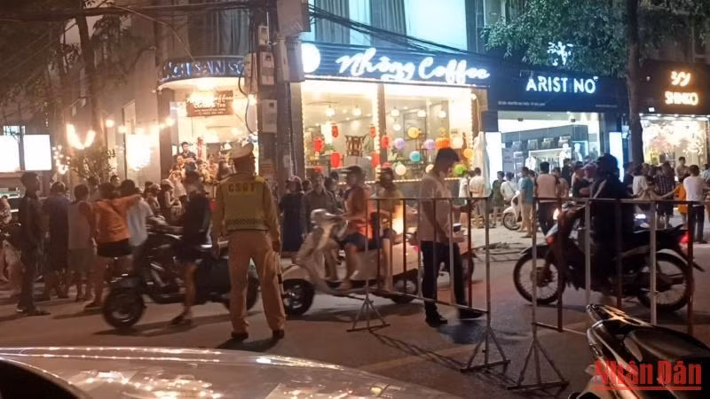 Lực lượng công an lập hàng rào bảo vệ hiện trường vụ án.