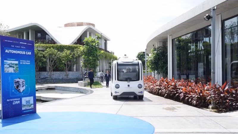 Xe tự hành đang di chuyển từ khu thương mại Hikari sang Tòa nhà Trung tâm Hành chính tỉnh Bình Dương.