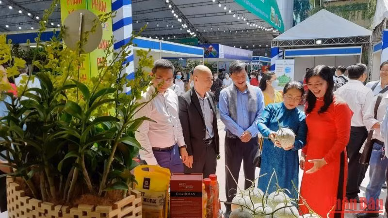 Các đại biểu tham quan hội chợ, triển lãm sản phẩm nông nghiệp tiêu biểu.