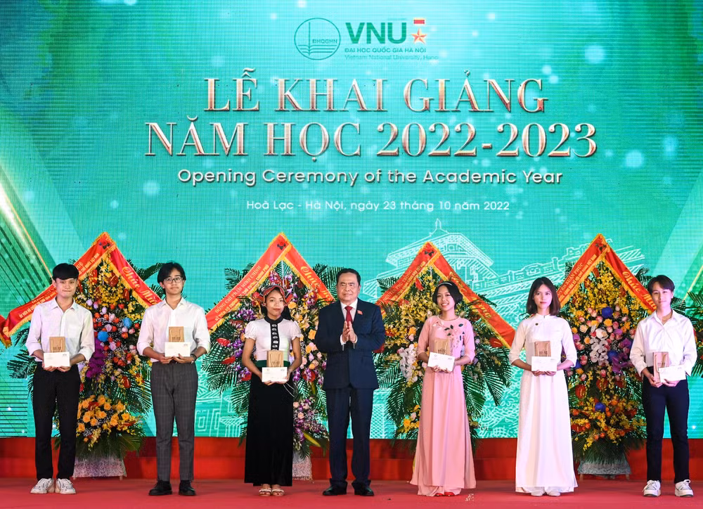 Phó Chủ tịch Thường trực Quốc hội Trần Thanh Mẫn tặng quà cho các tân sinh viên là Thủ khoa tại Đại học Quốc gia Hà Nội.