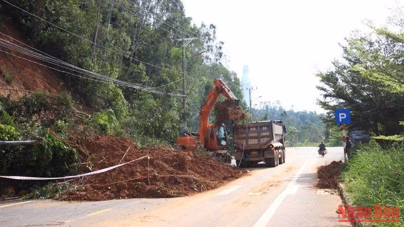Huy động máy móc dọn đất đá trên bán đảo Sơn Trà.