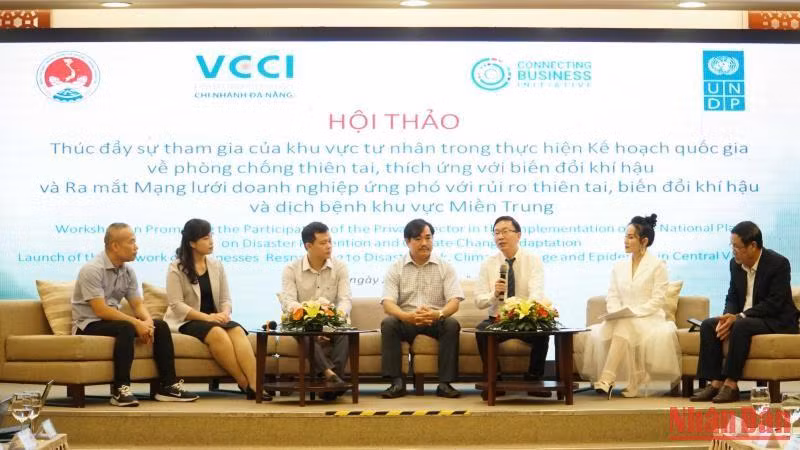 Thảo luận đưa ra các giải pháp thúc đẩy sự tham gia của doanh nghiệp trong các hoạt động ứng phó biến đổi khí hậu.