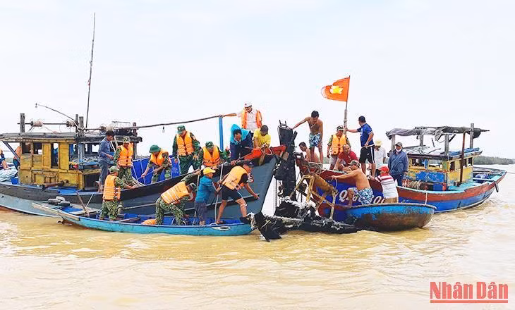 Lực lượng chức năng trục vớt ca-nô bị cháy và chìm tại bến Cửa Đại.