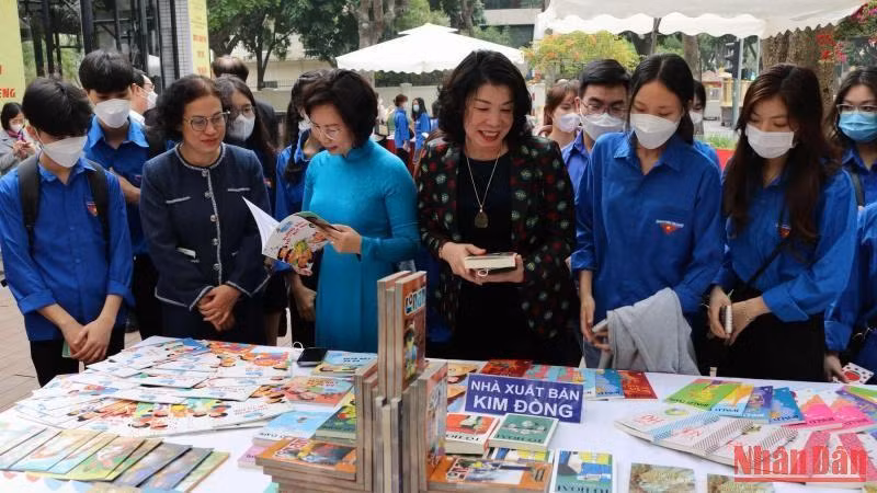 Hoạt động trưng bày, giới thiệu sách tại Thư viện Hà Nội. 