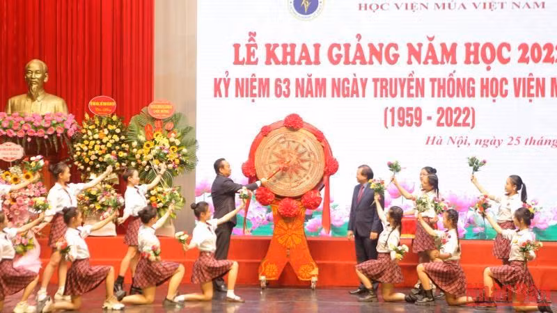 Quyền Giám đốc Học viện Múa Việt Nam Trần Văn Hải đánh trống khai giảng năm học mới.