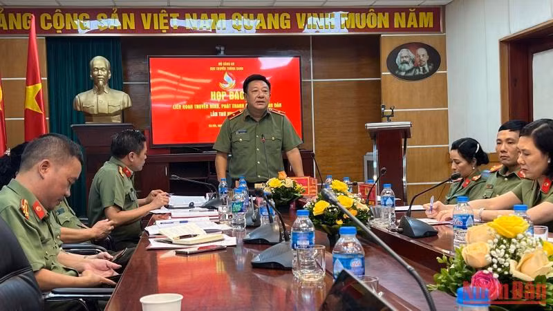 Thiếu tướng, Tiến sĩ Đỗ Triệu Phong, Cục trưởng Cục Truyền thông Công an Nhân dân, Trưởng Ban tổ chức Liên hoan trả lời các câu hỏi của phóng viên tại buổi họp báo.