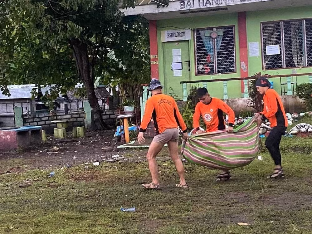 Lực lượng cứu hộ vớt một thi thể sau trận lũ ở Datu Odin Sinsuat, Maguindanao, ngày 28/10. (Ảnh: Reuters)