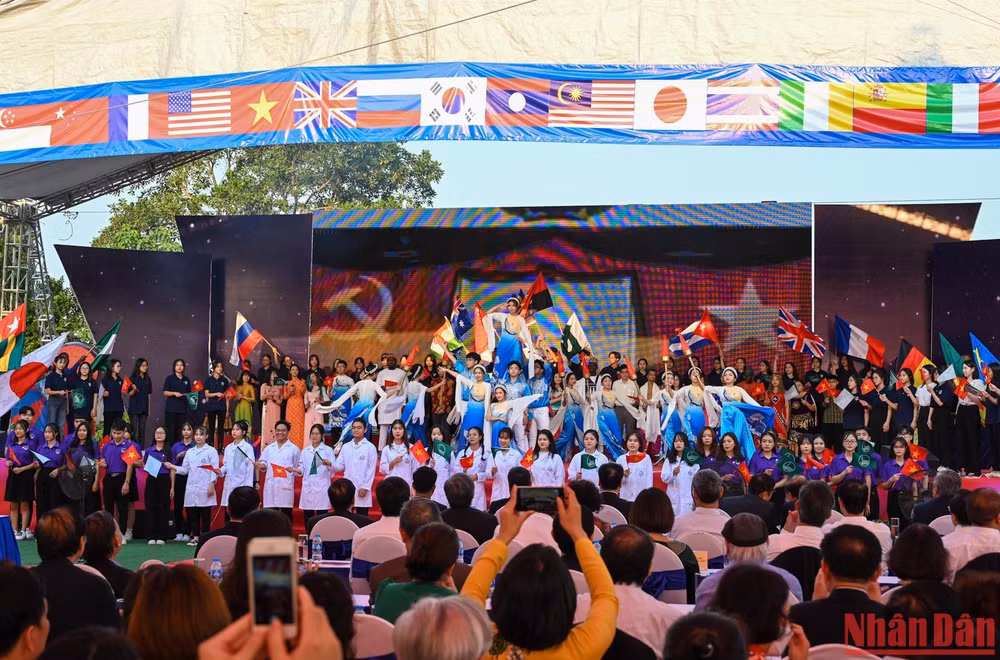 Tiết mục biểu diễn văn nghệ tại Lễ khai giảng năm học 2022-2023 của Đại học Quốc gia Hà Nội - Lễ khai giảng đầu tiên tổ chức tại cơ sở Hoà Lạc.