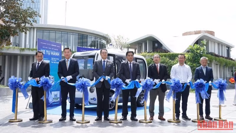 Các đại biểu thực hiện nghi thức ra mắt xe tự hành. 