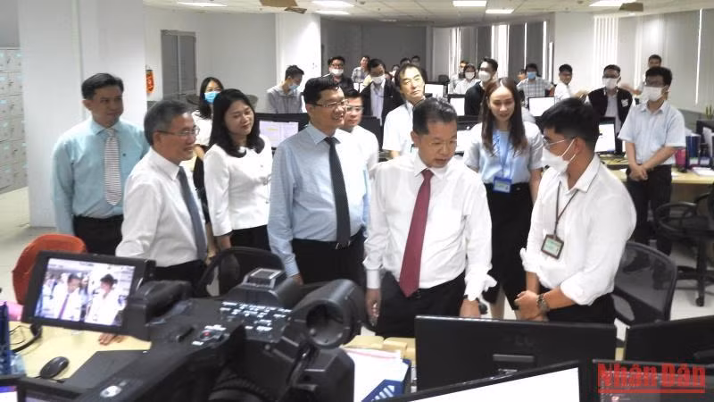Đồng chí Nguyễn Văn Quảng thăm khu sản xuất phần mềm của công ty Nippon Seiki Đà Nẵng.