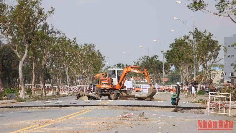 Lập rào chắn đường Lê Văn Lương.