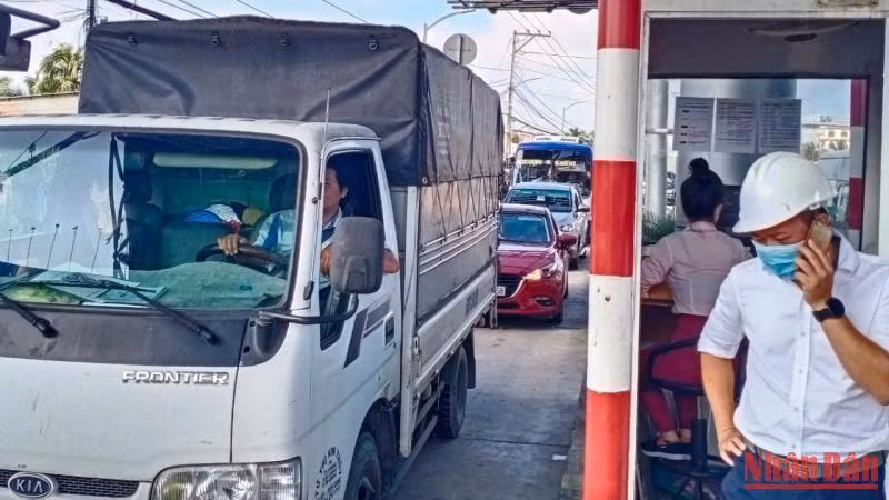 Một nhân viên liên hệ với lãnh đạo để giải đáp thắc mắc cho tài xế.