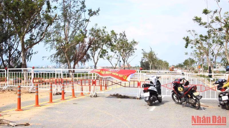 Khắc phục tại điểm hư hỏng đường Lê Văn Lương.