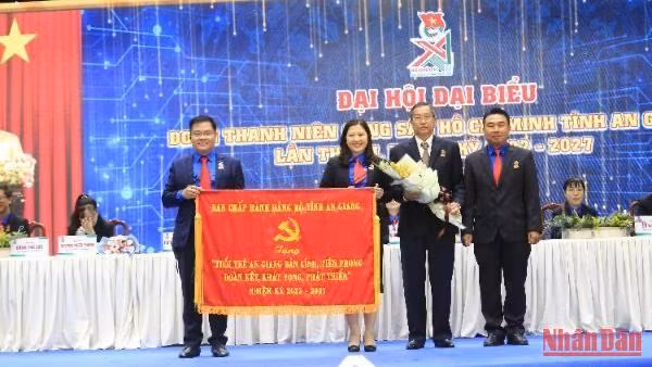 Phó Bí thư Tỉnh ủy Lê Văn Nưng trao tặng bức trướng cho Ban Thường vụ Tỉnh đoàn An Giang.